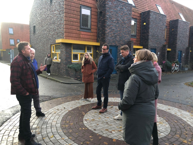 Een groepje mensen aan het praten op straat in de Oosterparkwijk