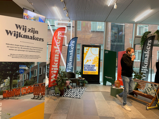 Een ruimte in het Forum Groningen met vlaggen van Wijkmakers