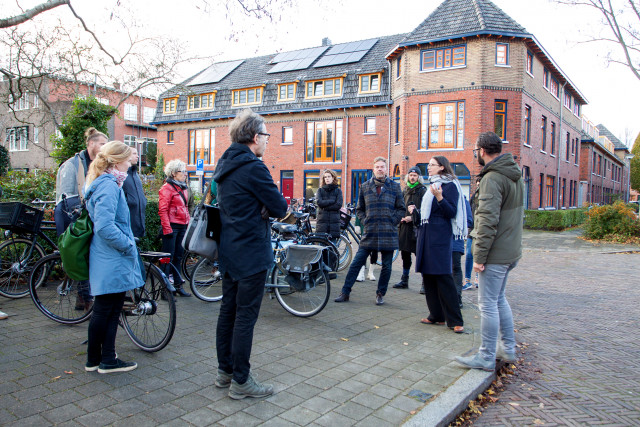 Foto van een groep mensen in de Oosterparkwijk