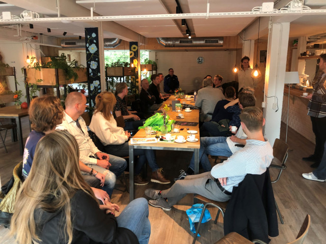 Foto van een groep mensen in buurtrestaurant De Duindoorn