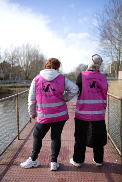 Foto van Helena en Maryam Buurtmoeders Lewenborg met roze hesje